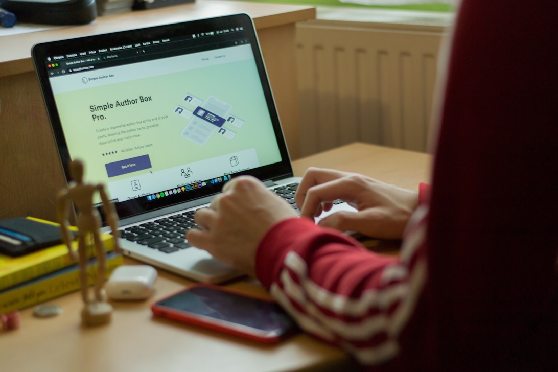 Person arbeitet an einem Laptop an einer digitalen Logistikplattform.